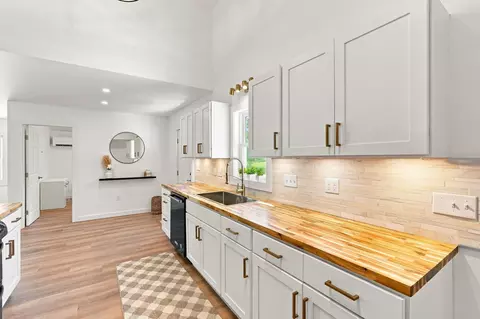 Kitchen - 204 River Dr, Hadley, MA 01035 photo 4 of 5