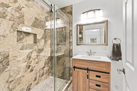 Bath - 204 River Dr, Hadley, MA 01035 photo 1 of 4