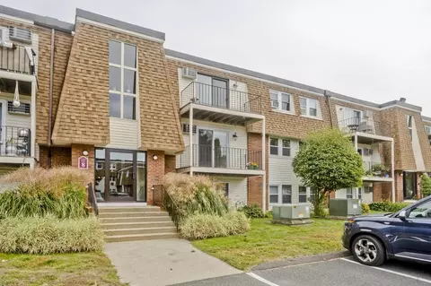 80 Damon Rd #8206, Northampton, MA 01060