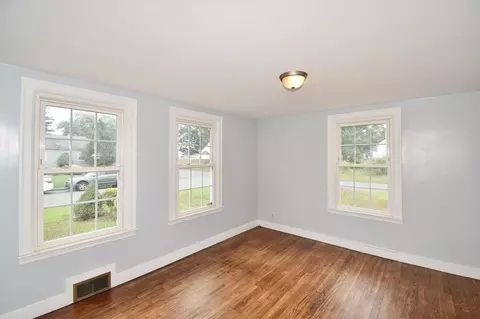 Living - 67 Temby St, Springfield, MA 01119 photo 3 of 5