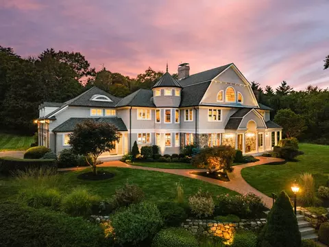 55 S Main St, Topsfield, MA 01983