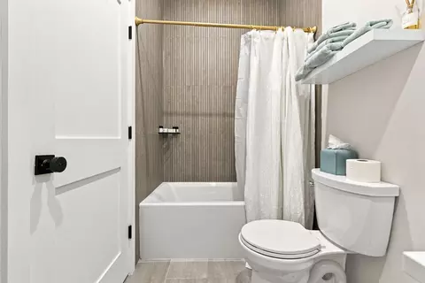 Bath - 531 Main St #2002, Reading, MA 01867 photo 2 of 6