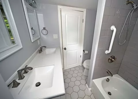 Bath - 5 Siesta Dr, Wareham, MA 02576 photo 2 of 3