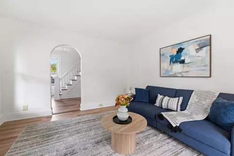 Living - 73 Jasper St, Springfield, MA 01109 photo 2 of 3