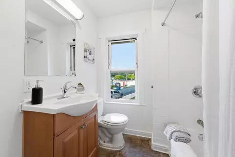 Bath - 73 Jasper St, Springfield, MA 01109 photo 1 of 1