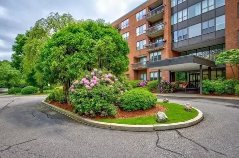 210 Nahanton St #422, Newton, MA 02459