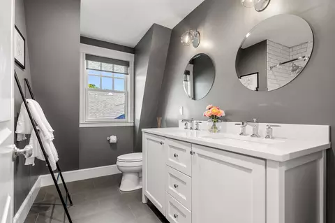 Bath - 7 Cloutmans Ln, Marblehead, MA 01945 photo 4 of 5