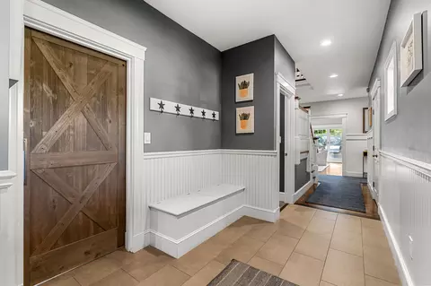 Entry Way - 7 Cloutmans Ln, Marblehead, MA 01945 photo 3 of 7