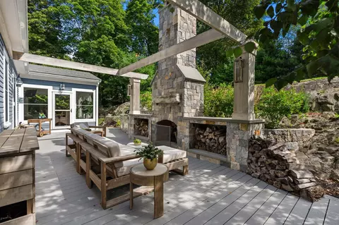 Exterior - 7 Cloutmans Ln, Marblehead, MA 01945 photo 2 of 7