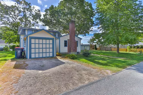 Exterior - 30 Monroe St, Buzzards Bay, MA 02532 photo 4 of 10