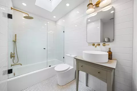 Bath - 192 Westboro Rd, Upton, MA 01568 photo 1 of 3