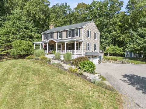 26 Elizabeth St, Amesbury, MA 01913