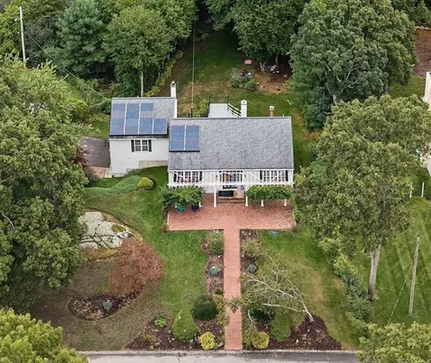 12 Carolyn Ct, Swansea, MA 02777