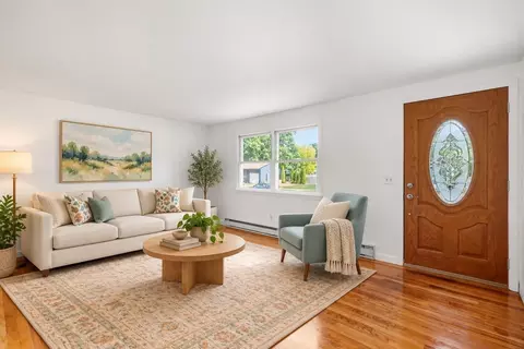 Living - 202 Glenoak Dr, Springfield, MA 01129 photo 3 of 6