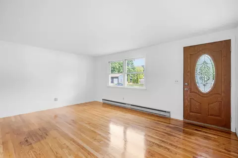 Living - 202 Glenoak Dr, Springfield, MA 01129 photo 2 of 6