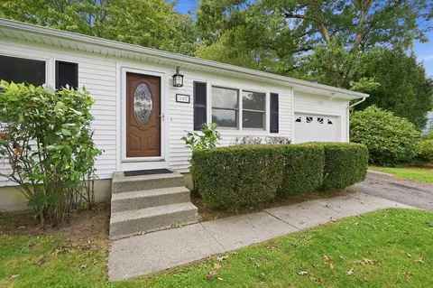 Exterior - 202 Glenoak Dr, Springfield, MA 01129 photo 3 of 6
