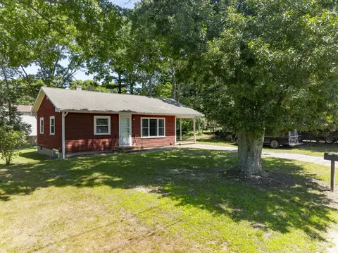 16 Hartwell, Falmouth, MA 02536