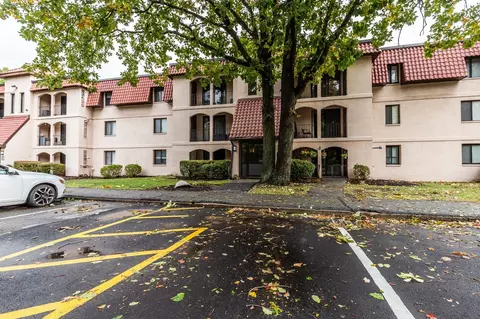 685 Oak St #17-1, Brockton, MA 02301