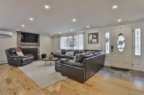 Living - 6 Pranker Rd, Saugus, MA 01906 photo 2 of 5