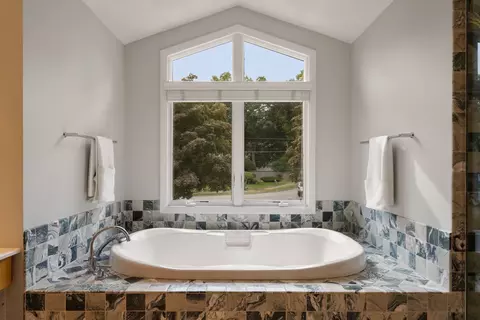 Bath - 52 Damon Rd, Needham, MA 02494 photo 4 of 5