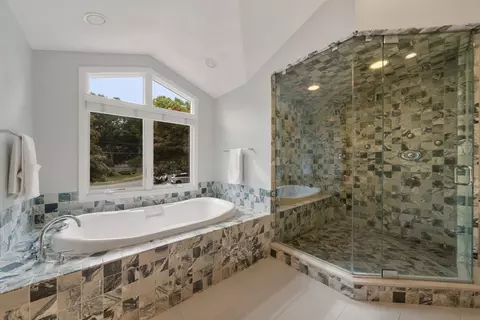 Bath - 52 Damon Rd, Needham, MA 02494 photo 3 of 5