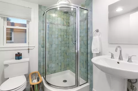 Bath - 17 Sutton Ave, Salem, MA 01970 photo 3 of 4