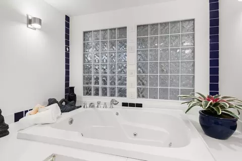 Bath - 17 Sutton Ave, Salem, MA 01970 photo 2 of 4