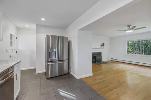 Living - 34 Skyridge Ln, Springfield, MA 01128 photo 5 of 9