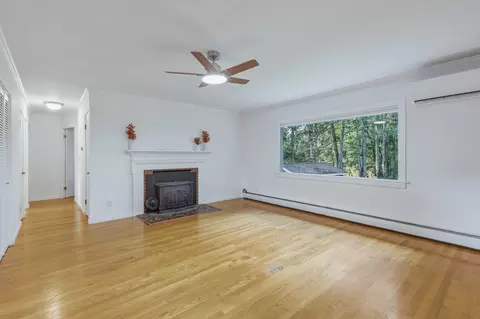 Living - 34 Skyridge Ln, Springfield, MA 01128 photo 2 of 9