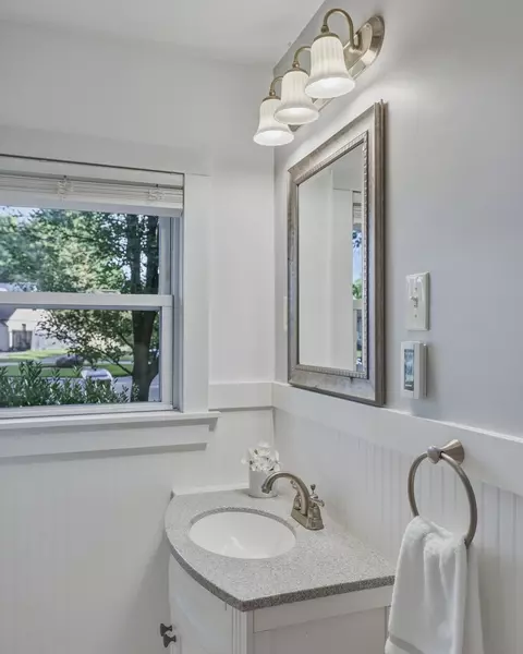 Bath - 34 Skyridge Ln, Springfield, MA 01128 photo 2 of 3