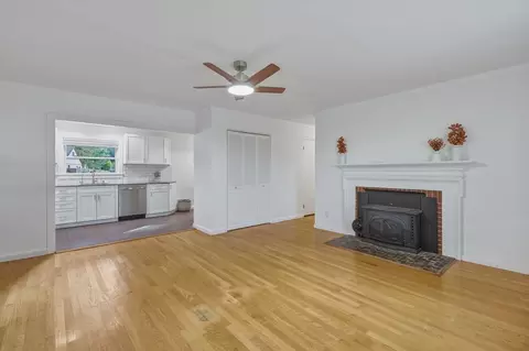 Living - 34 Skyridge Ln, Springfield, MA 01128 photo 3 of 9