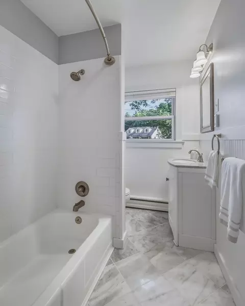 Bath - 34 Skyridge Ln, Springfield, MA 01128 photo 1 of 3