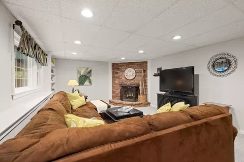 Living - 70 Longview Rd, Reading, MA 01867 photo 8 of 8