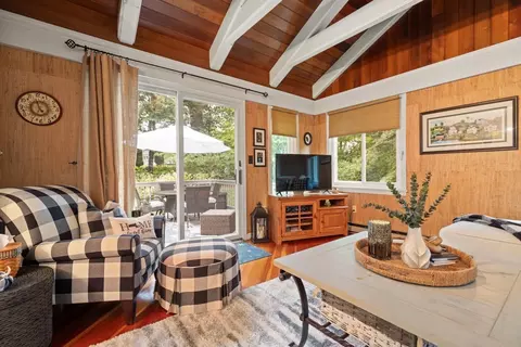 Living - 70 Longview Rd, Reading, MA 01867 photo 6 of 8