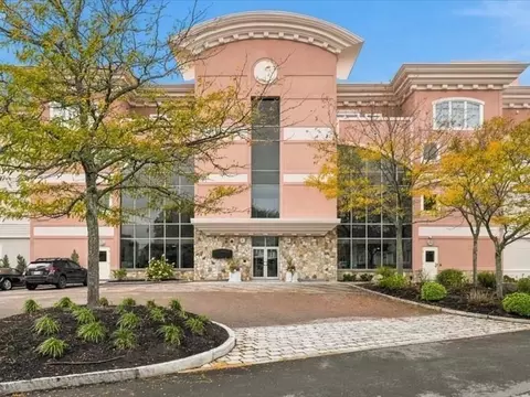 1 Longbeach Ave #101, Hull, MA 02045