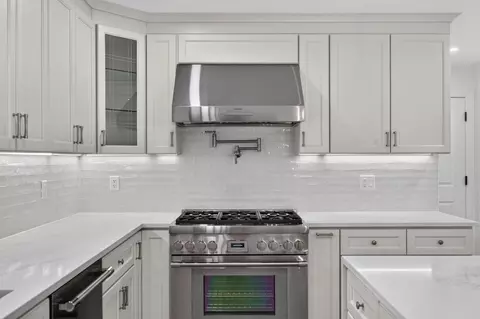 Kitchen - 9 Estrella Ln, Teaticket, MA 02536 photo 2 of 3
