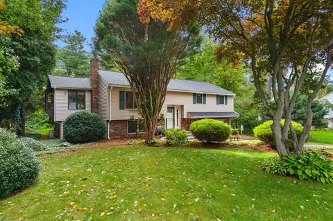 42 Freeport Dr, Burlington, MA 01803
