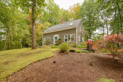79 Hollis St, Dunstable, MA 01827