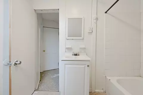 Bath - 24-26 Grove St, Springfield, MA 01107 photo 3 of 3