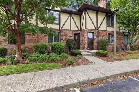 18 Mansion Woods Dr #C, Agawam, MA 01001