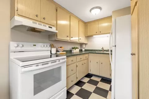 Kitchen - 210 Hillside Ave #32, Needham, MA 02494 photo 2 of 3