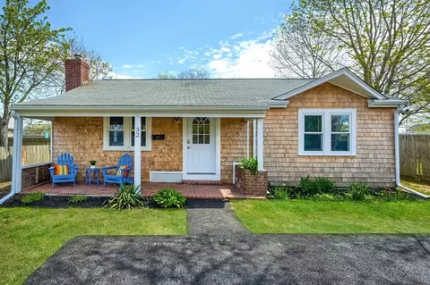 32 Washington Ave Ext, Hyannis, MA 02601