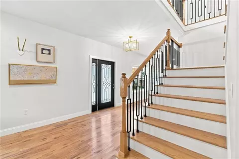 Entry Way - 515 Gaskill St, Woonsocket, RI 02895 photo 2 of 9