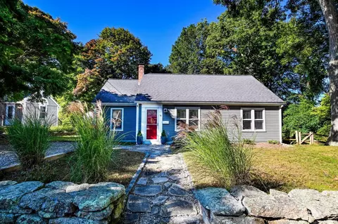 14 Amvets Ave, Falmouth, MA 02540