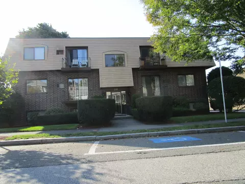 26 Chestnut St #16, Wakefield, MA 01880