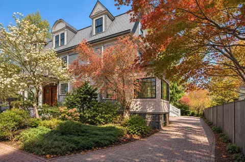 9 Farrar St #9, Cambridge, MA 02138