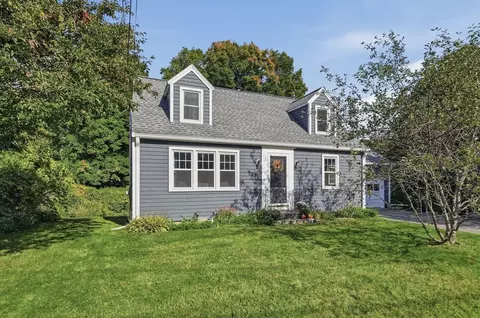 6 Maple St, Fayville, MA 01745