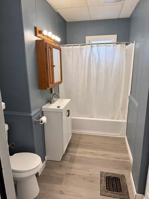 Bath - 28-30 Nelson Ave, Springfield, MA 01109 photo 2 of 2