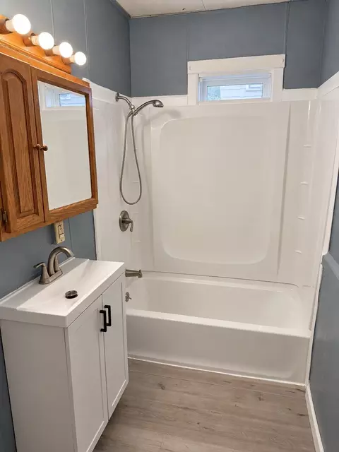 Bath - 28-30 Nelson Ave, Springfield, MA 01109 photo 1 of 2