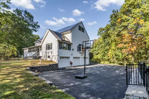 2 Hitching Post Ln, Methuen, MA 01844